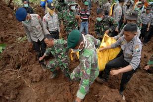 Dua Korban Longsor di Jombang Terus Dicari