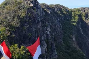 Merah Putih Terbentang di Puncak Gunung Ciremai