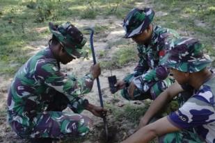 TNI dan Warga Menanam 2.000 Bibit Pohon di Bone Bolango