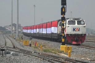 KAI Palembang Raih MURI Pasang Bendera 33 di Gerbong