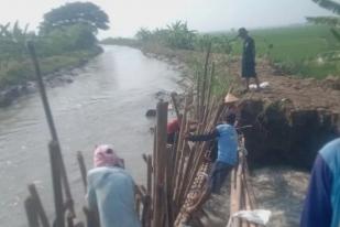 Warga Bekasi Gotong Royong Perbaiki Tanggul Jebol