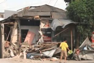 Truk Kontainer Tabrak Rumah Warga di Cakung