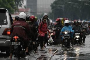 Jalan M. Ridwan Rais Terputus Akibat Genangan