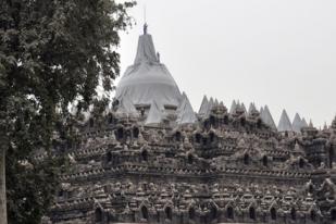 Hujan Abu Kelud, Stupa Candi Borobudur Ditutup Terpal