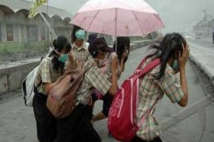 Yogyakarta dan Surakarta Liburkan Sekolah Dua Hari Sebab Hujan Abu Erupsi Gunung Kelud