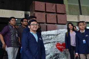 Hari Valentine Mahasiswa UBS Serahkan Coklat Raksasa Untuk KPK