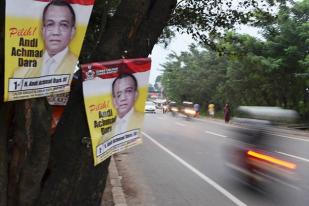 Caleg Pasang Spanduk di Pohon