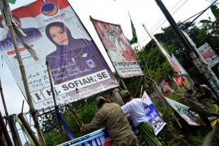 Satpol PP Kota Depok Bersihkan Ratusan Alat Peraga Caleg