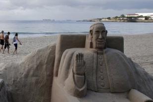 Patung Pasir Paus Fransiskus di Copacabana, Brazil