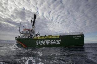 Puluhan Organisasi Lingkungan Minta Putin Bebaskan Kapal Greenpeace