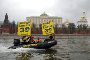Aksi Greenpeace di Sungai Moskow Tuntut Pembebasan Aktivis