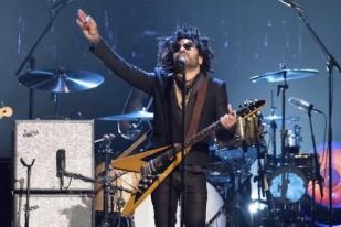 Rocker Lenny Kravitz Luncurkan Buku “Let Love Rule”