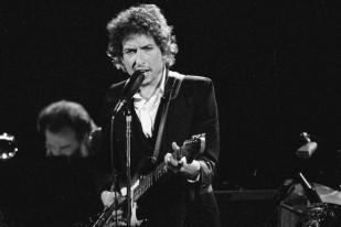 Bob Dylan Ubah Namanya karena Khawatir Anti Semitisme