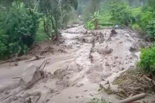 Banjir Bandang Akibat Hujan Deras di Cisarua, Bogor