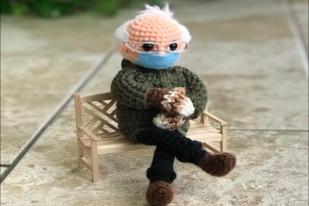 Boneka Terinspirasi Bernie Sanders Yang Kedinginan, Laku Rp 580 Juta 