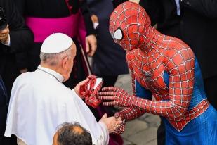 Paus Fransiskus Bertemu ”Spider Man” dan Dihadiahi Topeng