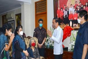 Jokowi Melayat Mendiang Sabam Sirait