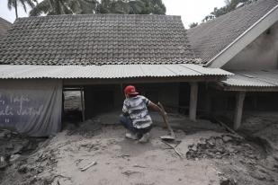 Gunung Semeru Meletus