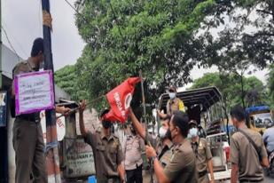 Tim Gabungan Tertibkan Spanduk dan Gardu Ormas