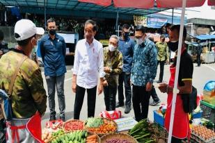 Kunjungi Pasar di Bandung, Jokowi Beri Bantuan Modal bagi Pedagang