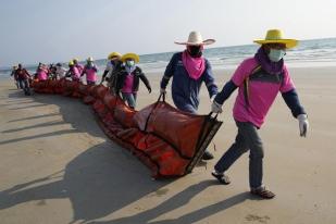 Thailand Berjuang Mengatasi Tumpahan Minyak di Laut