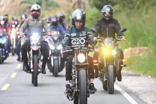 Jokowi Bersepeda Motor Ketika Kunjungi Kabupaten Toba