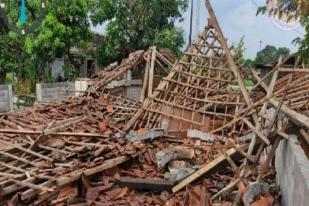 Angin Kencang dan Hujan Deras Merusak Puluhan Rumah di Yogyakarta.