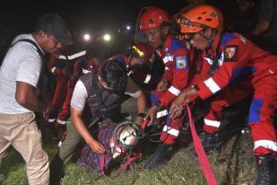 Tili Melepaskan Ban dari Leher Buaya