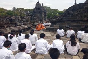 Umat Buddha Lakukan Puja Bakti di Candi Sewu