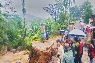 Tergerus Aliran Sungai, Jembatan di Cianjur Ambruk