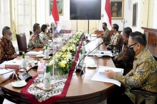 Jokowi Terima Daftar Calon Anggota Dewan Komisioner OJK