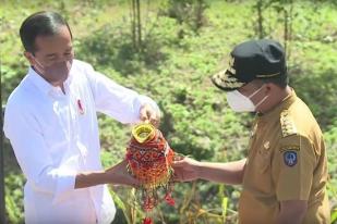 Jokowi Lakukan Prosesi Penyatuan Tanah dan Air di Titik Nol IKN Nusantara