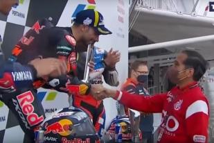 Oliveira Terima Trofi Juara GP Indonesia dari Presiden Jokowi