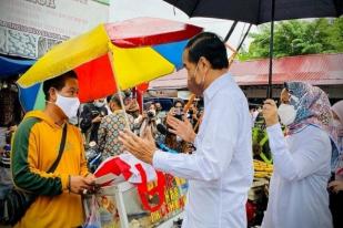 Jokowi Menyerahkan BLT pada Pedagang di Jambi