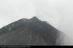 Gunung Merapi 13 Kali Luncurkan Guguran Lava Pijar Sejauh 1,8 Km