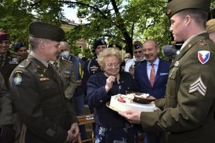 Tentara AS “Curi” Kue Ulang Tahun, Menggantinya 77 Tahun Kemudian