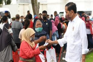 Jokowi Lebaran di Yogyakarta, Bagikan Paket Bahan Makanan untuk Warga