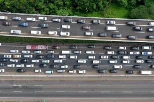 Polda Metro Jaya Berlakukan One Way jalan tol Cikampek