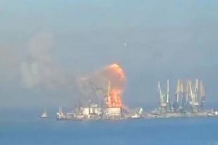 Kapal Rusia Terbakar oleh Serangan Pasukan Ukraina di Pulau Ular