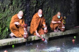 Para Bikkhu Mengambil Air dari Umbul Jumprit untuk Perayaan Waisak