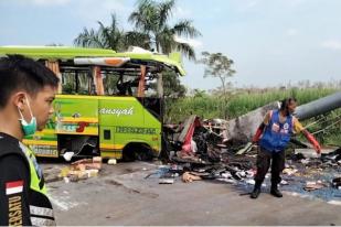 Bus Tabrak Tiang Reklame di Jalan Tol Mojokerto, 15 Tewas