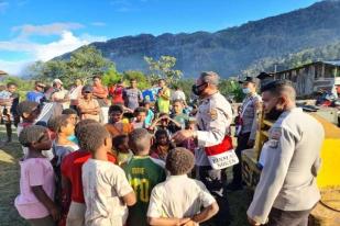 Anggota Satgas Damai Cartenz Mengajar Anak-anak Oksibil Berhitung dan Menulis