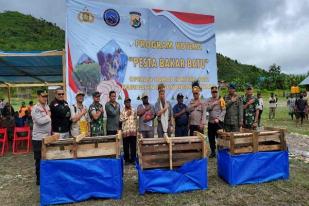 Operasi Damai Cartenz Serahkan Bantun Sosial di Oksibil, Papua