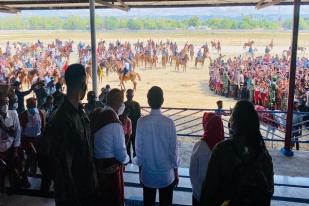 Jokowi Menyaksikan Pacuan Kuda di Sumba Timur