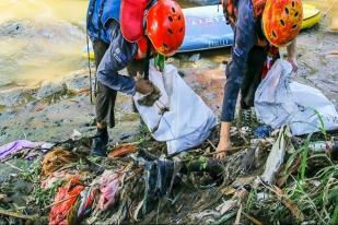 200 Relawan Bersihkan Sungai Ciliwung dari Sampah