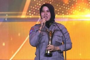 Mpok Imeh dengan Geserin Raih Hoegeng Awards sebagai Polisi Berdedikasi 