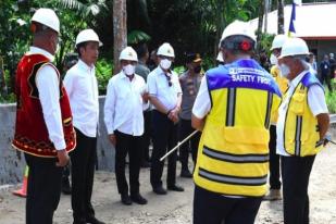 Jokowi Tinjau Proyek Peningkatan Jalan di Nias