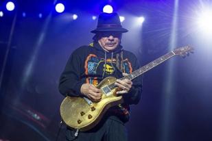 Gitaris Carlos Santana, Jatuh Pingsan di Panggung, Tunda Enam Pertunjukan