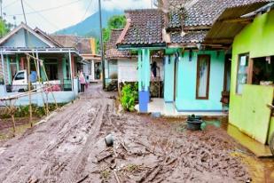 BNPB Serahkan Bantuan Tangap Darurat Korban Banjir dan Tanah Longsor di Garut