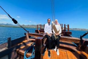 Jokowi dan Isteri Menuju Pulau Rinca dengan Kapal Phinisi